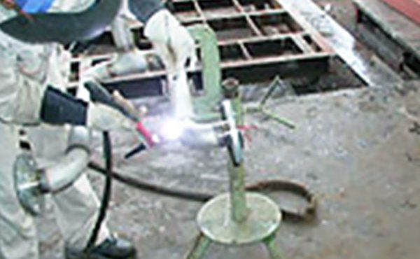 配管溶接作業中（アルゴン溶接）
